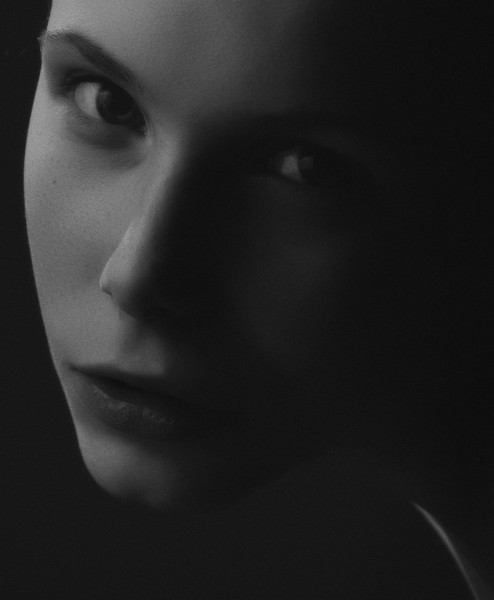 黑白美女摄影图片