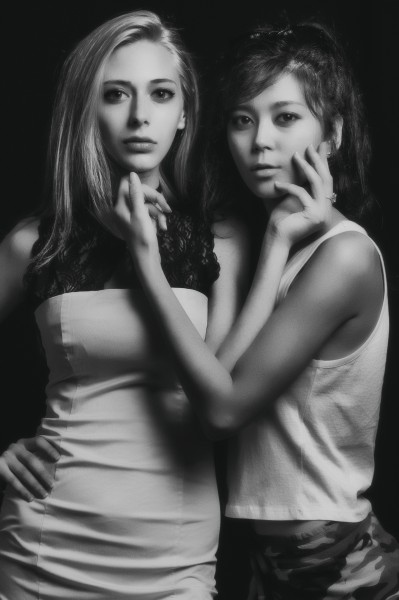 黑白美女摄影图片