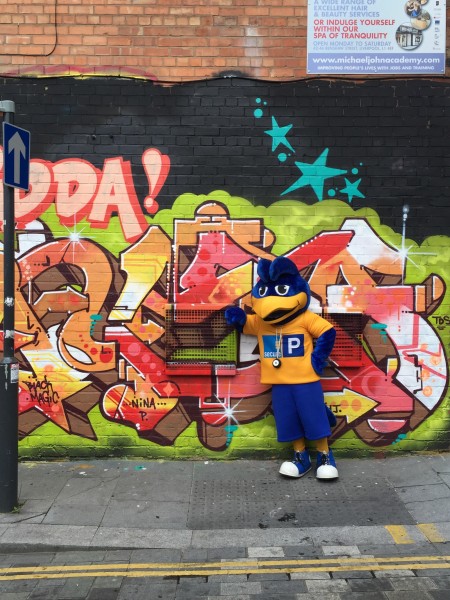 墙上的多彩涂鸦图片