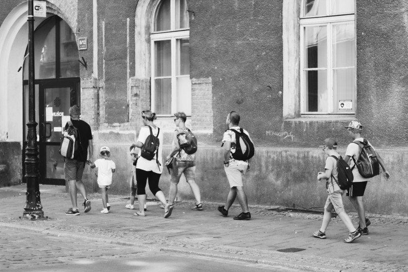 黑白街头摄影图片