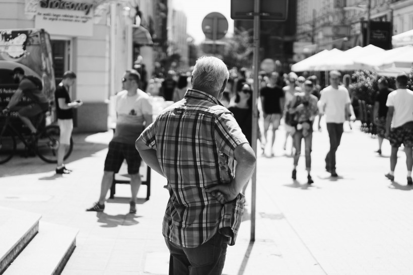 黑白街头摄影图片