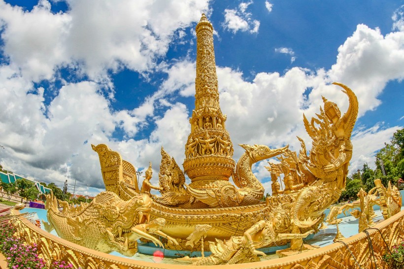 精美的雕刻花车图片