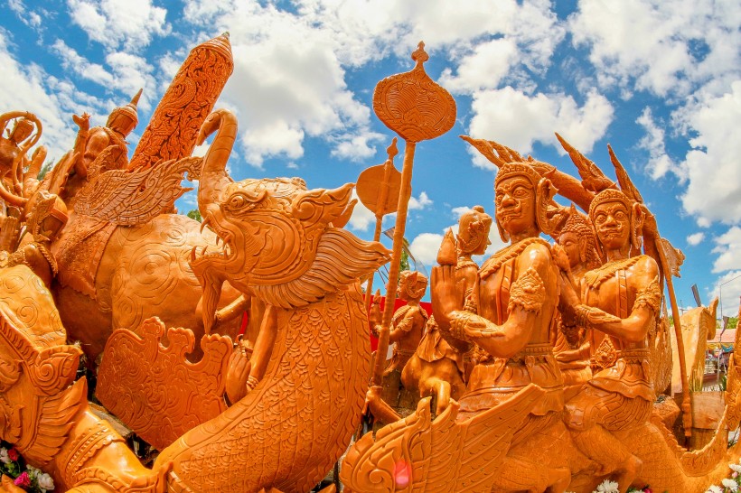 精美的雕刻花车图片