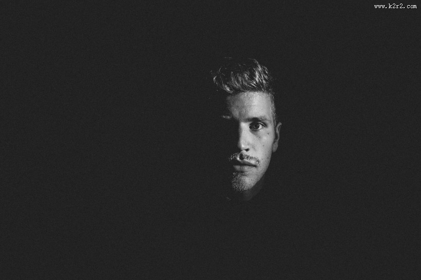 男士暗调摄影图片