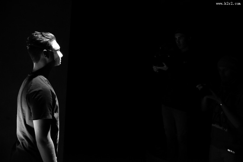 男士暗调摄影图片