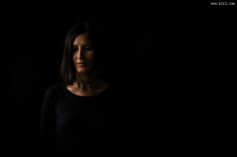 美女暗调摄影图片