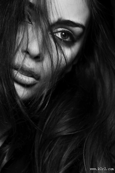 美女暗调摄影图片