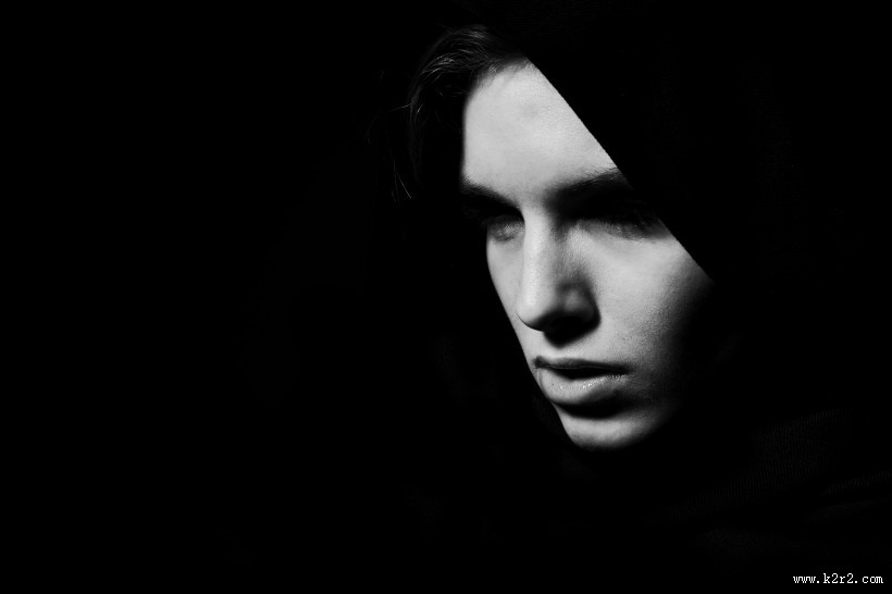 美女暗调摄影图片