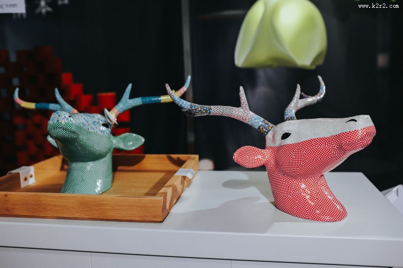 画廊里的各种艺术作品图片