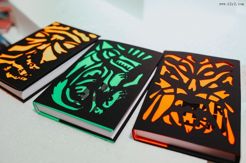 画廊里的各种艺术作品图片