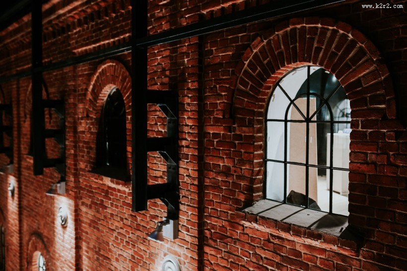 画廊里的各种艺术作品图片