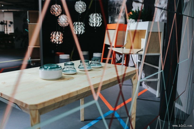 画廊里的各种艺术作品图片