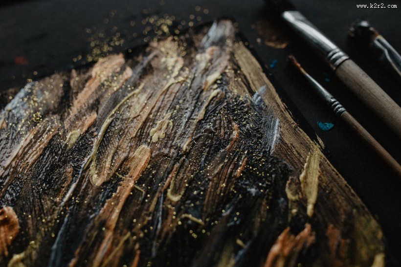 颜料涂在纸板上的图片