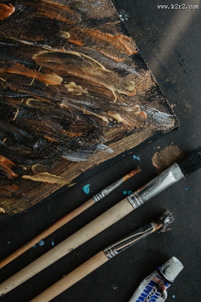 颜料涂在纸板上的图片