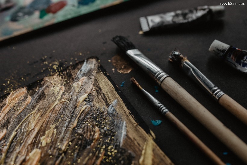 颜料涂在纸板上的图片