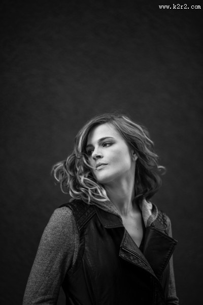 暗调人像摄影图片