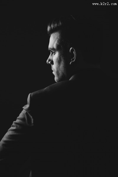 暗调人像摄影图片