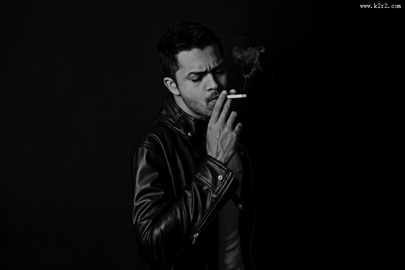 暗调人像摄影图片