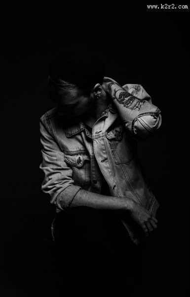 暗调人像摄影图片