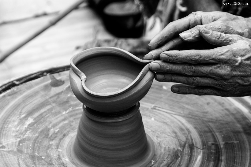 正在拉坯做陶艺的人图片