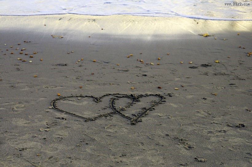 沙滩上的爱心图片