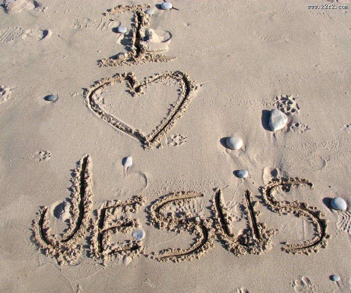 沙滩上的爱心图片