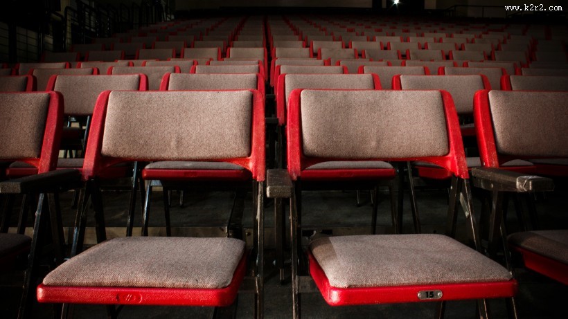 整齐放置的座位图片