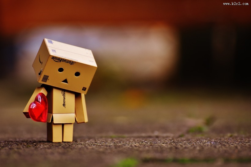 纸箱人拿着爱心图片