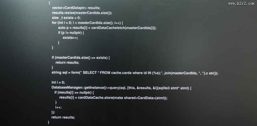电脑屏幕上复杂的代码图片