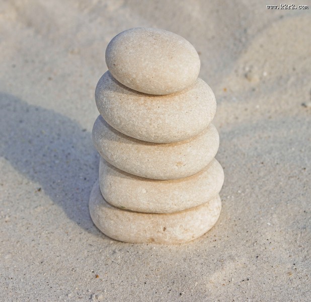 堆叠在一起的石子图片