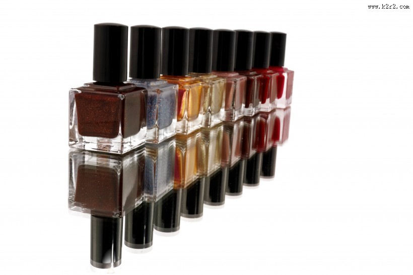 颜色艳丽的指甲油图片