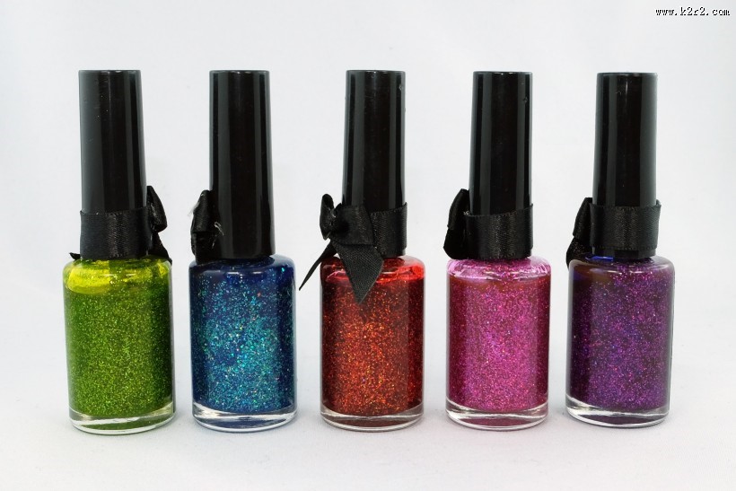 颜色艳丽的指甲油图片