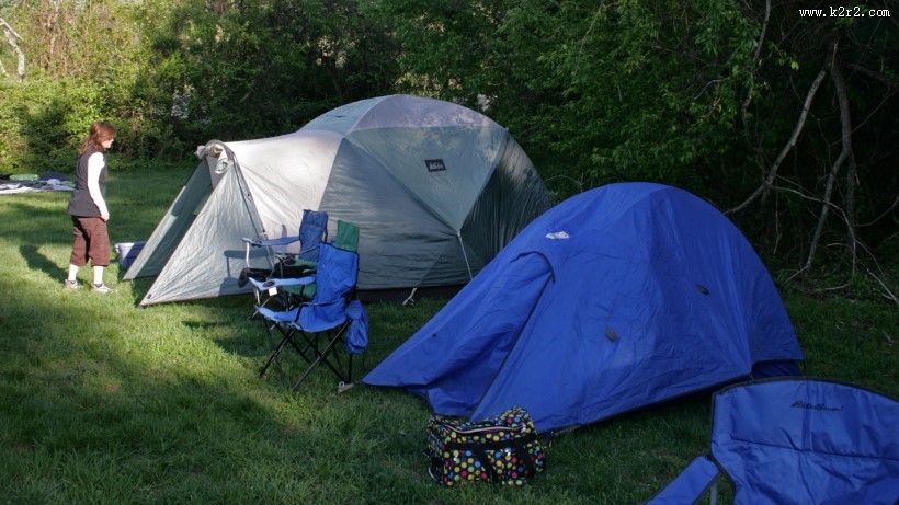 野外露营搭建的帐篷图片