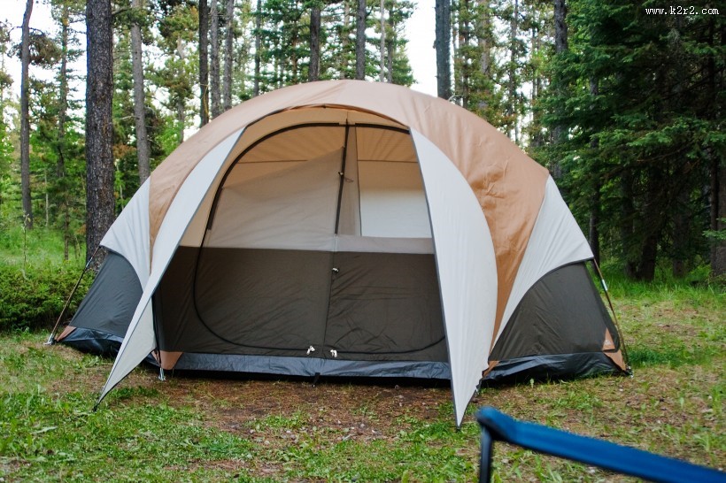 野外露营搭建的帐篷图片