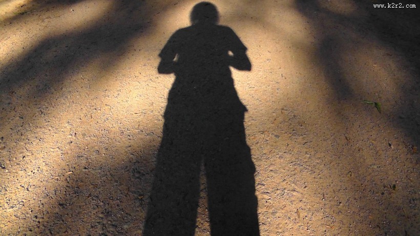 地上的人影图片