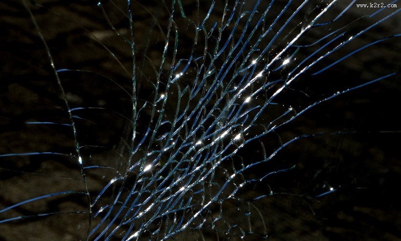 被打碎的玻璃图片