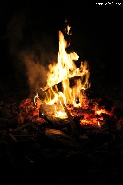 熊熊燃烧的篝火图片