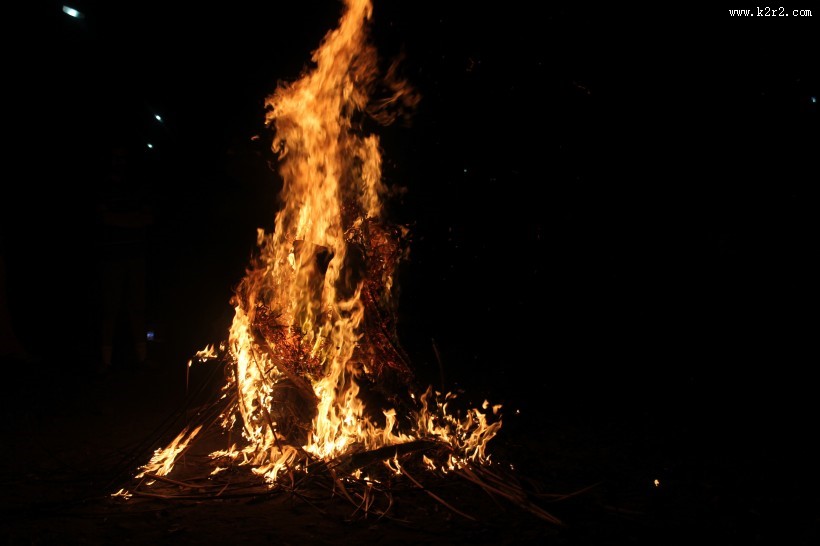 熊熊燃烧的篝火图片