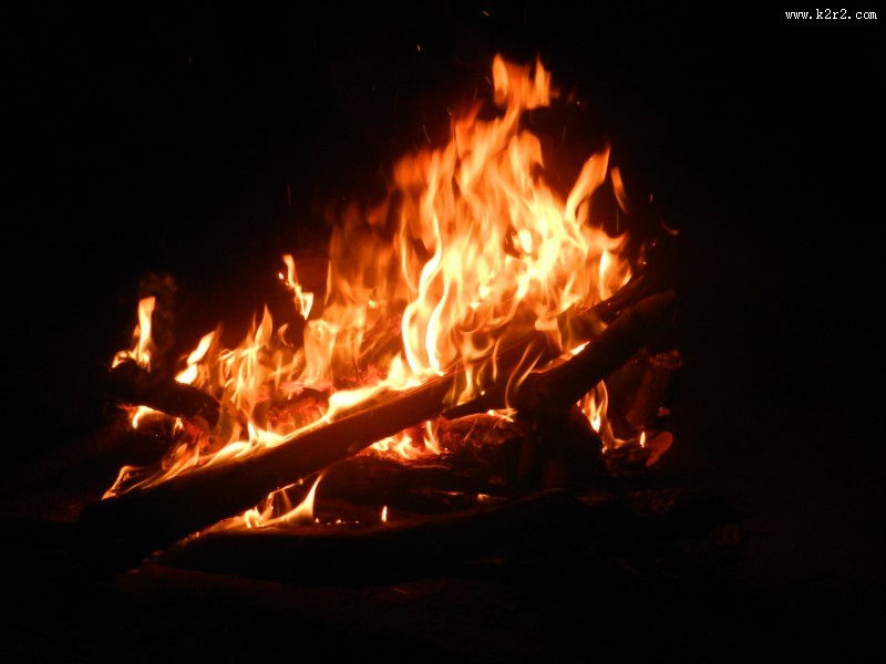熊熊燃烧的篝火图片