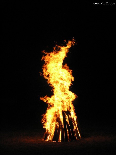 熊熊燃烧的篝火图片