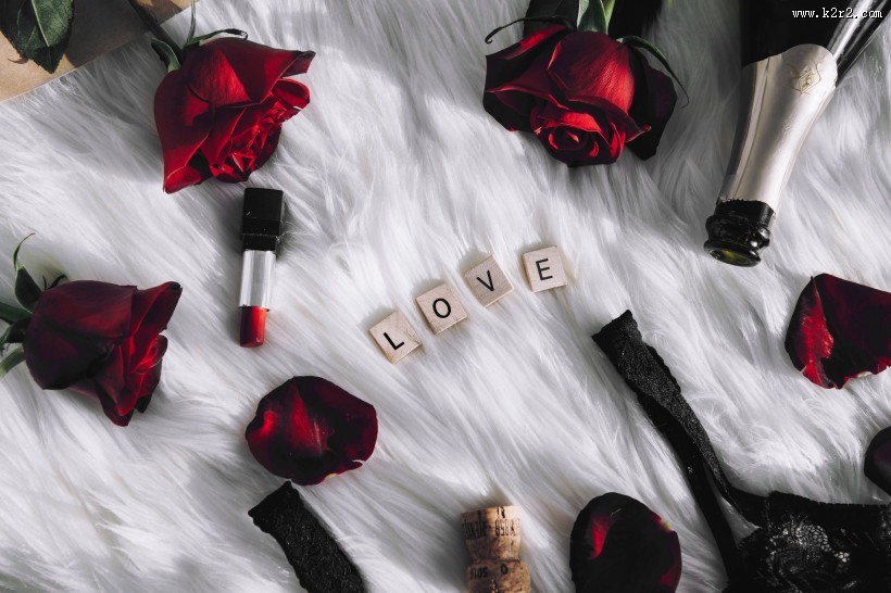 情人节用玫瑰和桌上游戏制造的惊喜图片大全