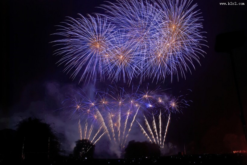 高空中绚丽的烟花图片大全