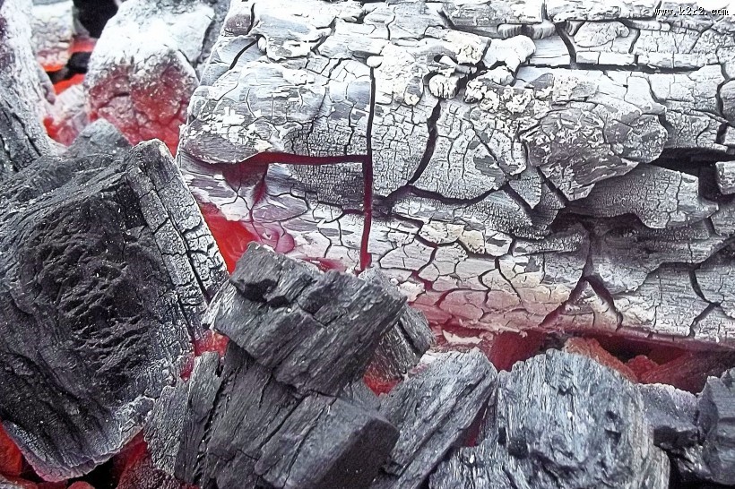 燃烧着的木炭图片