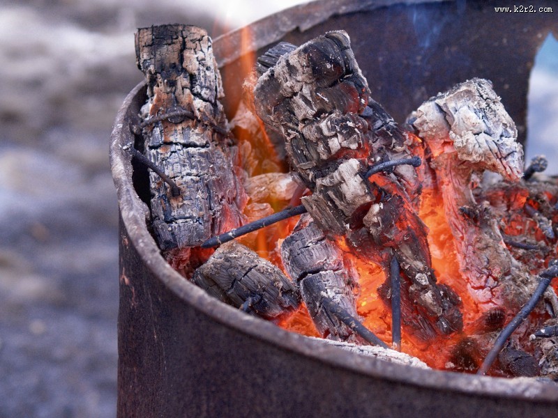 燃烧着的木炭图片