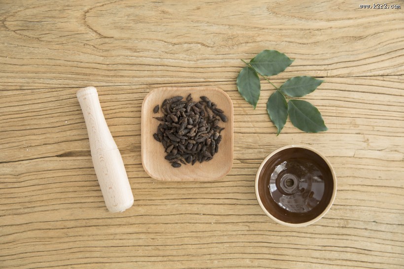 放在桌上准备捣碎的中药图片