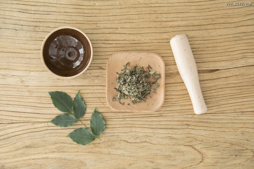 放在桌上准备捣碎的中药图片