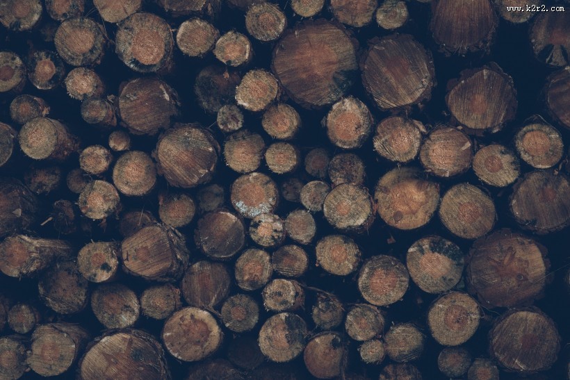 堆在一起的木材图片