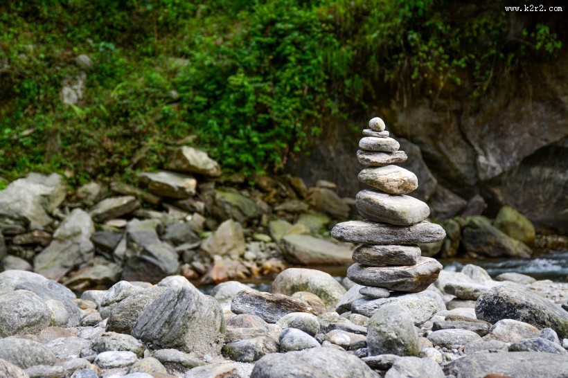 叠起来的石头图片