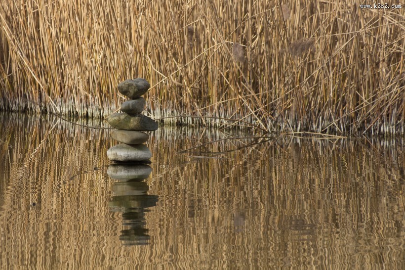 叠起来的石头图片