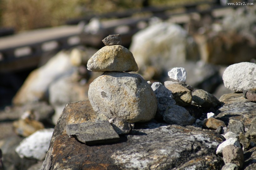 叠起来的石头图片